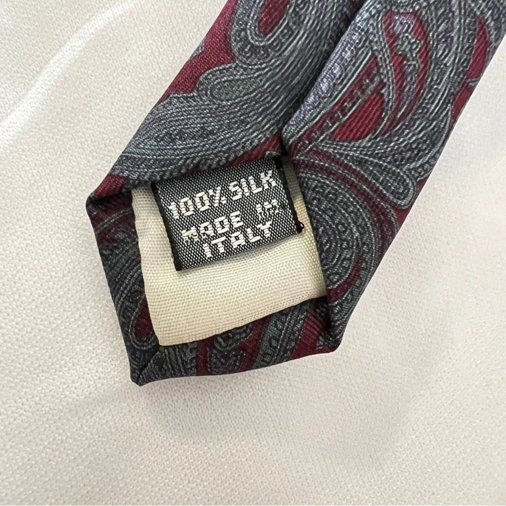 Sophisticated 100% Silk Red and Gray Paisley Tie for Formal Occasions